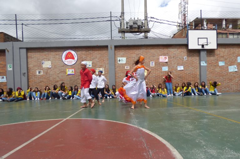 Pareja de estudiantes bailando en muestra cultural