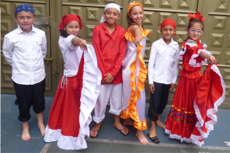 Estudiantes en presentacion de danzas