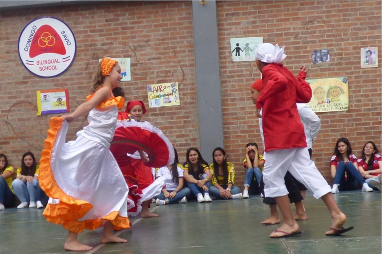 Grupo de danzas en actividad cultural