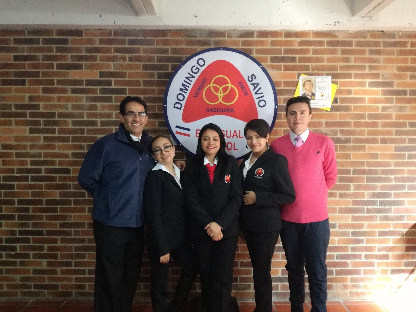 Estudiantes y docentes del programa de inglés en Domingo Savio Bilingual School