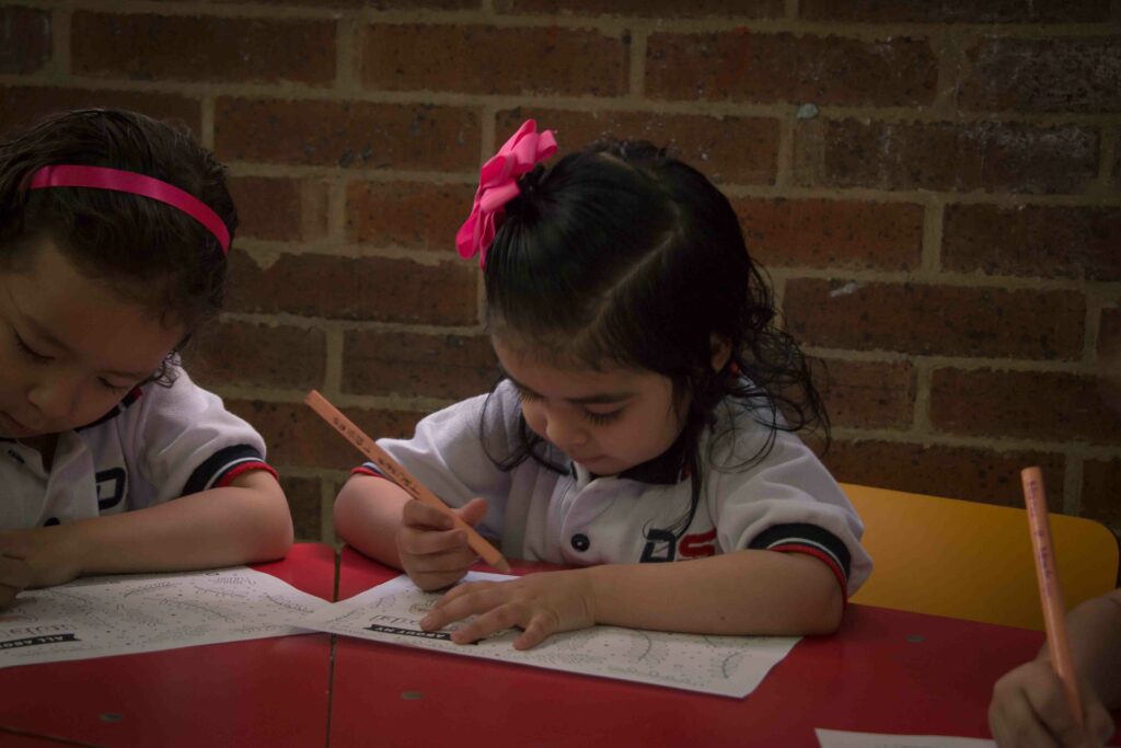 Estudiantes trabajando en una actividad de artes plásticas