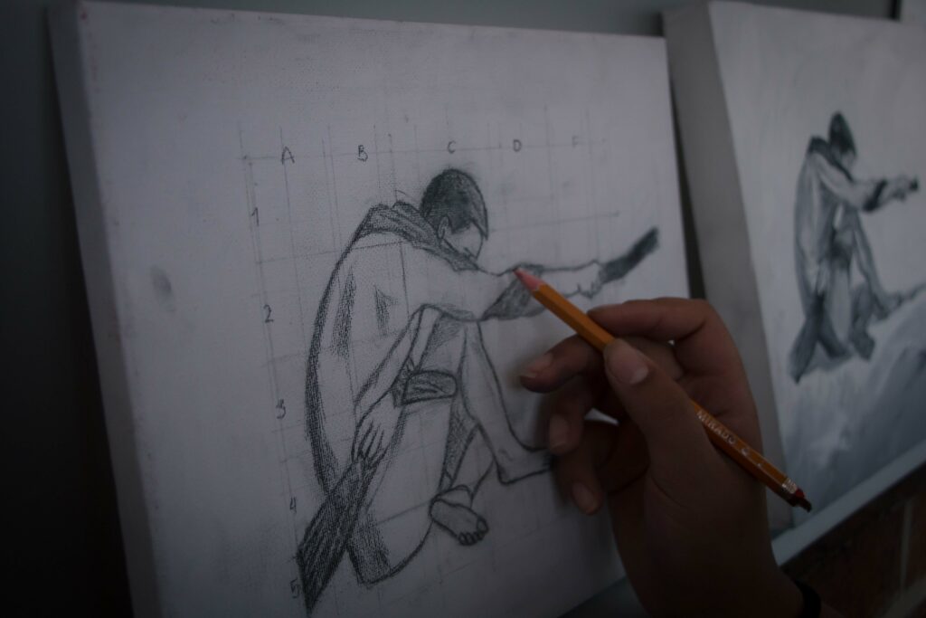 Estudiante dibujando en clase de artes