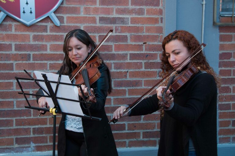 Intérpretes de violín en presentación artística