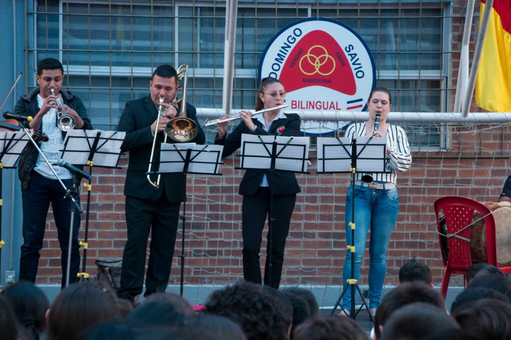 Presentación musical ante la comunidad