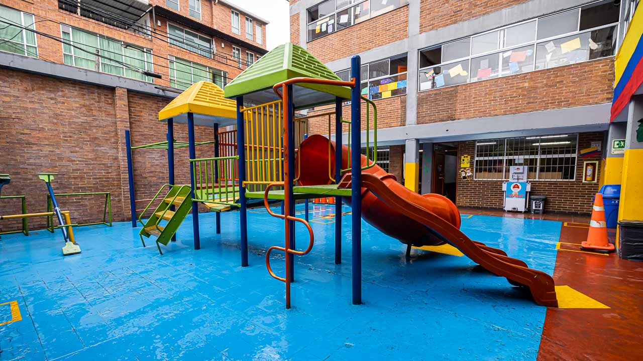 Zona recreativa del colegio con juegos infantiles