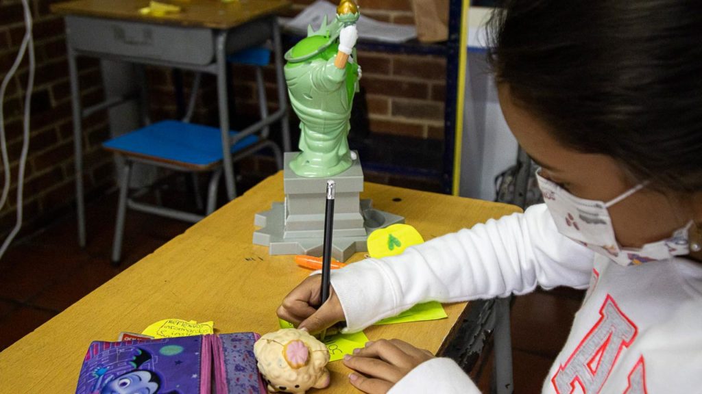Estudiante creando una pieza manual