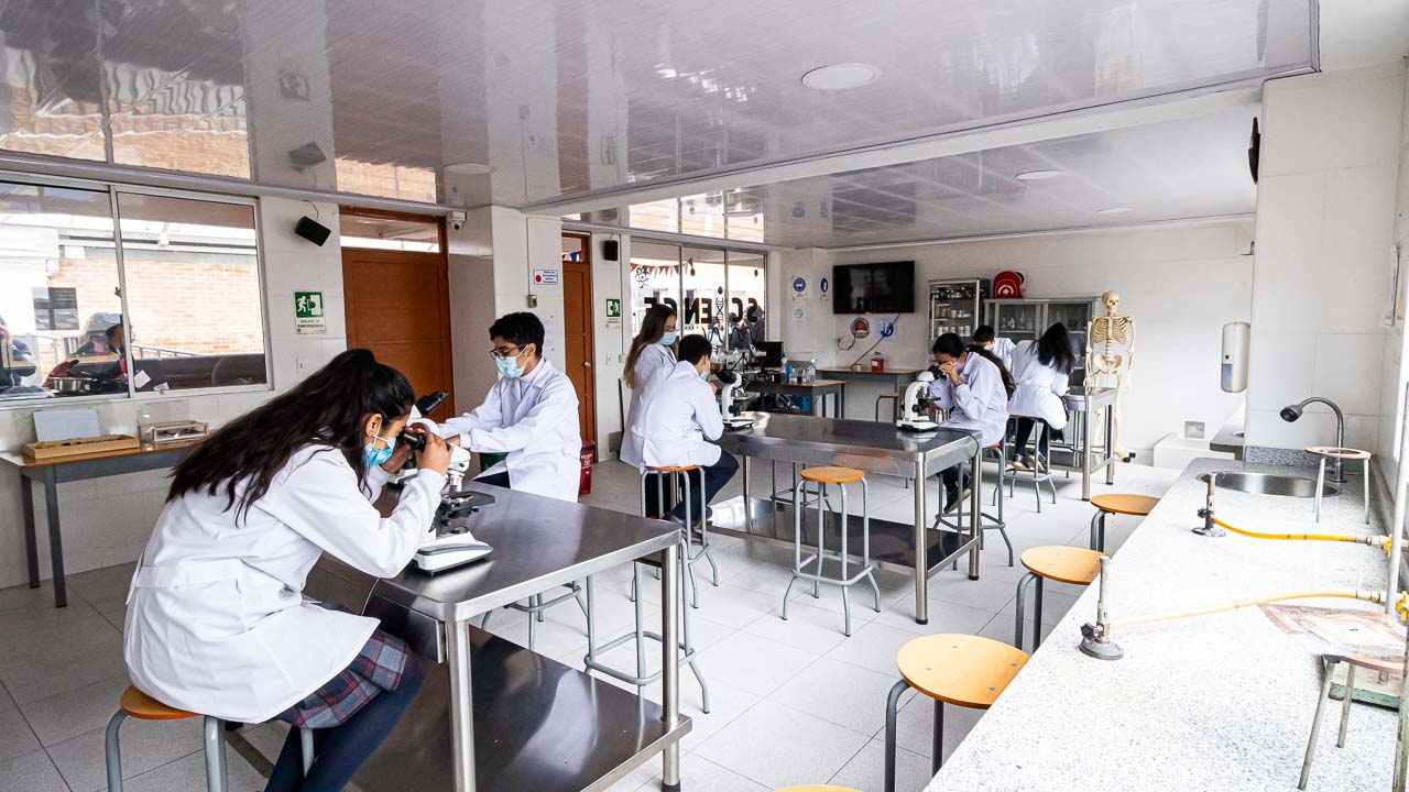 Estudiantes trabajando en laboratorio de ciencias
