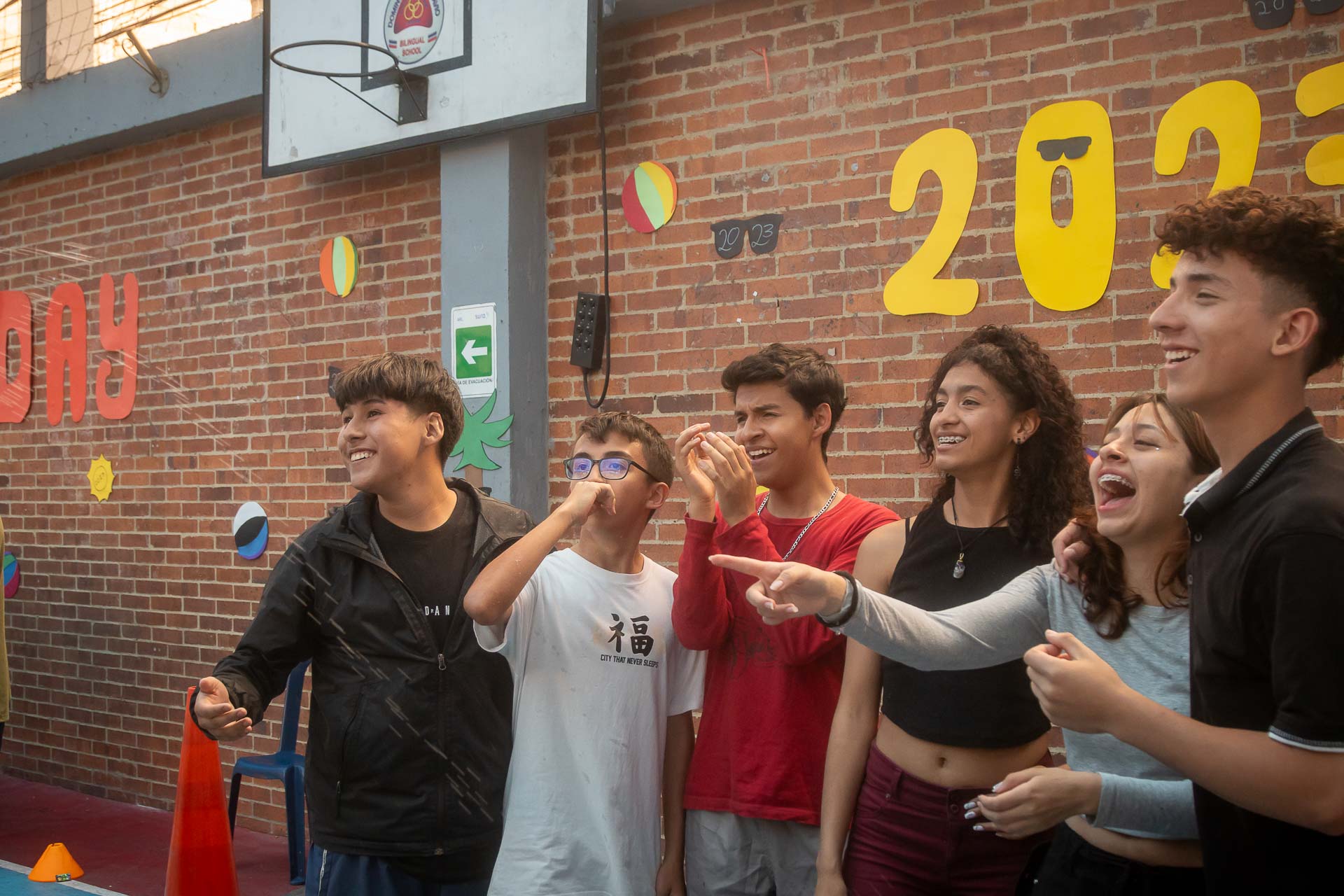 Estudiantes participando en juegos intercasas