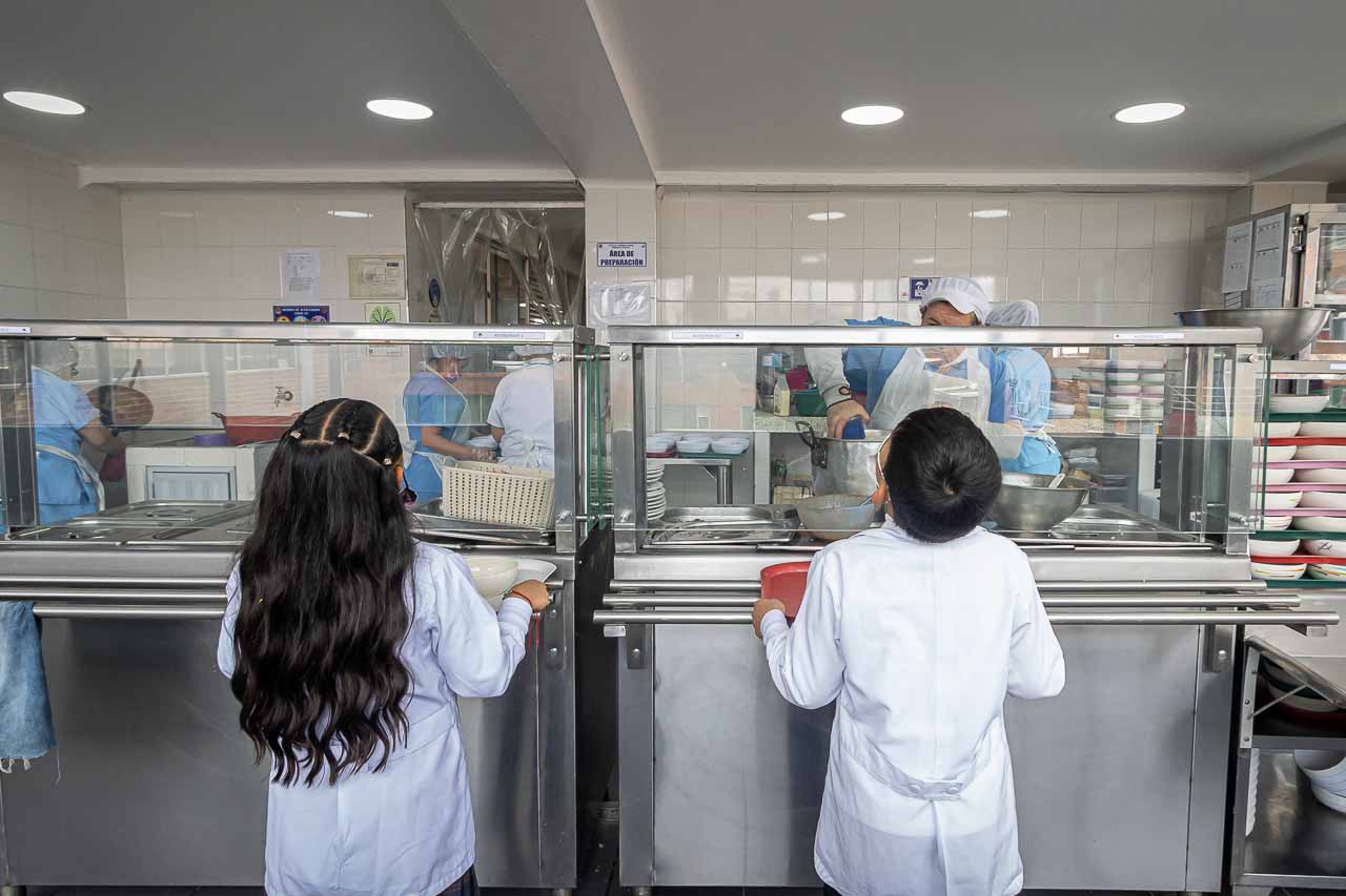 Estudiantes del colegio usando el servicio de alimentación