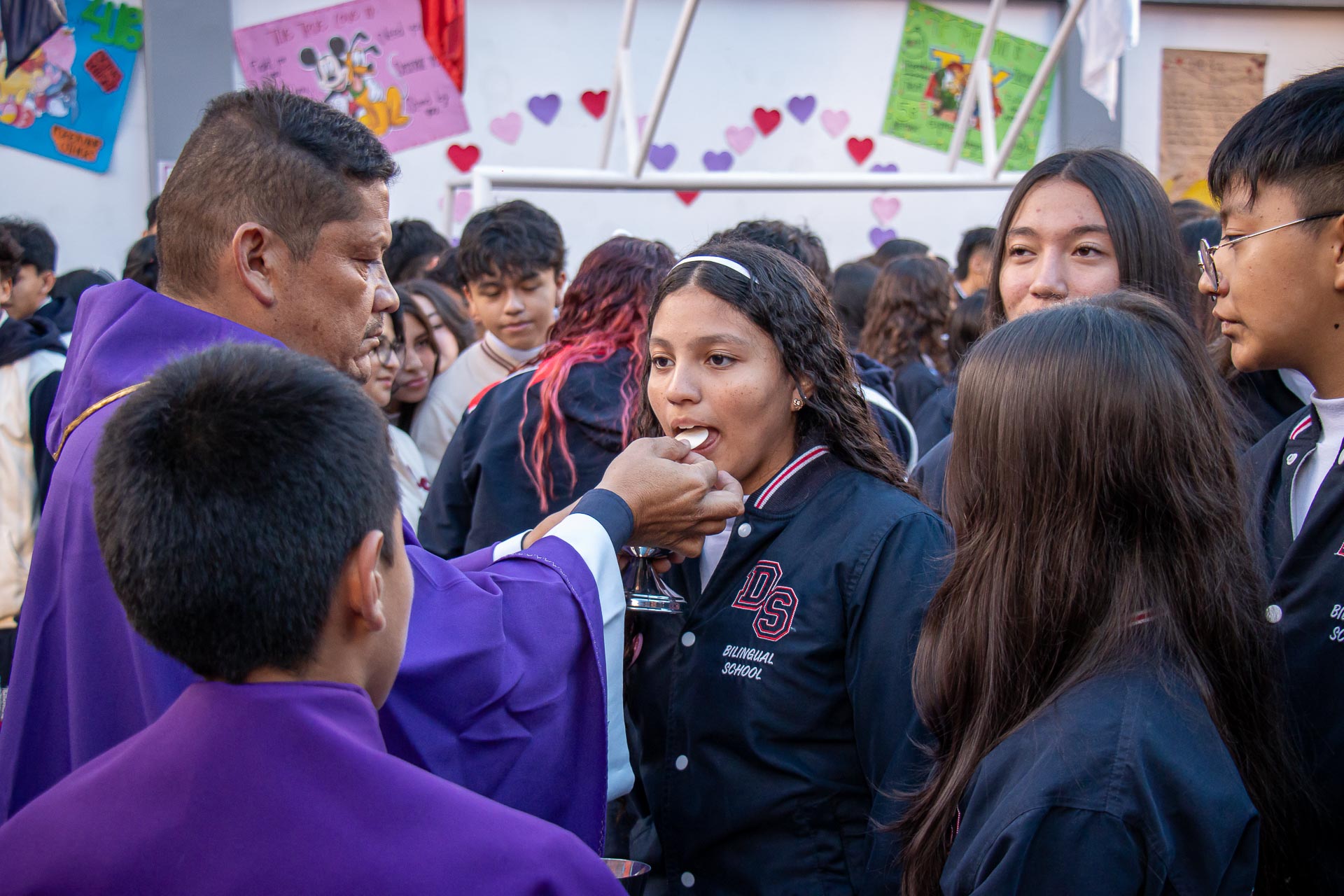 Estudiantes del Colegio Domingo Savio recibiendo acompañamiento pastoral.