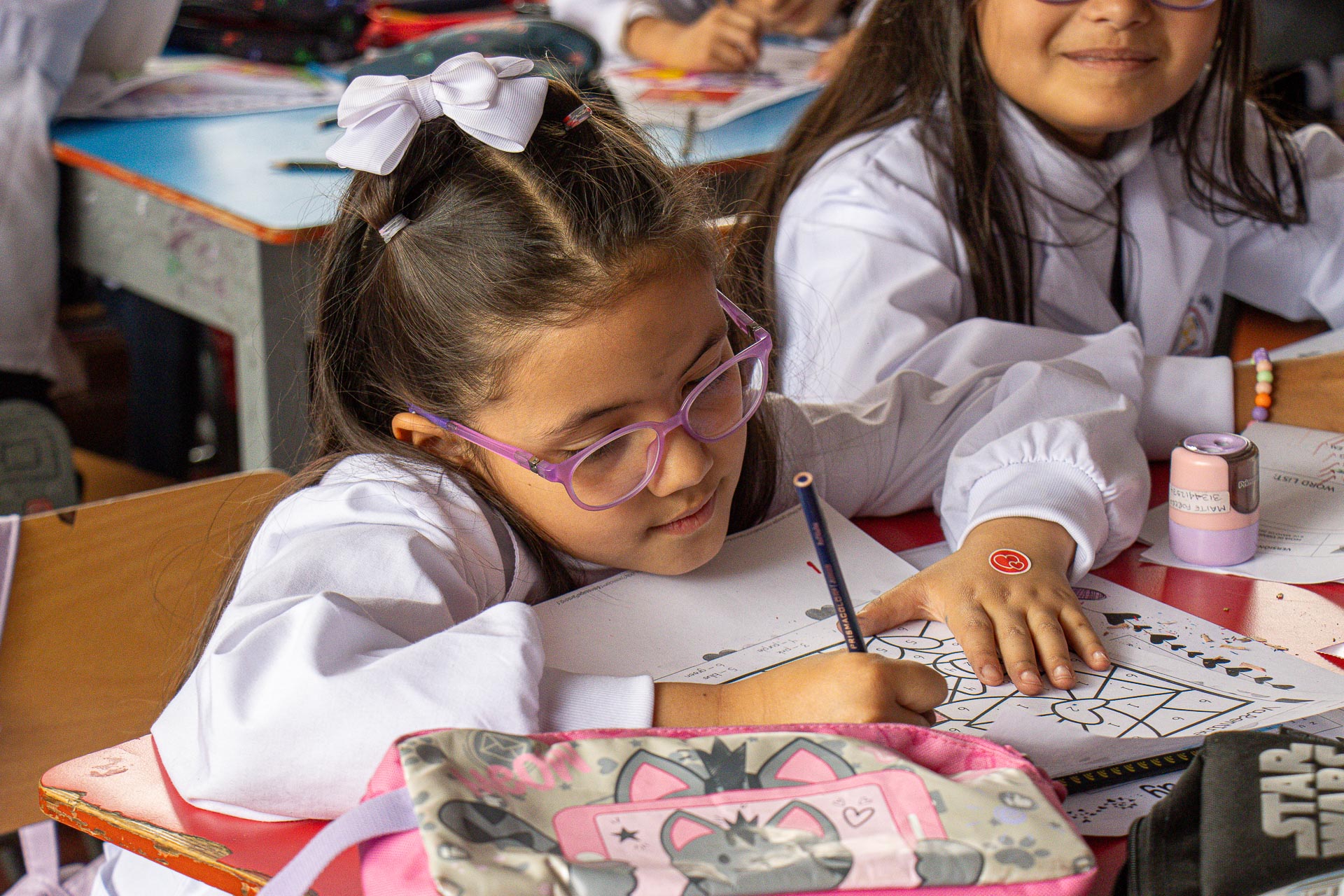 Niñas del colegio trabajando en clase