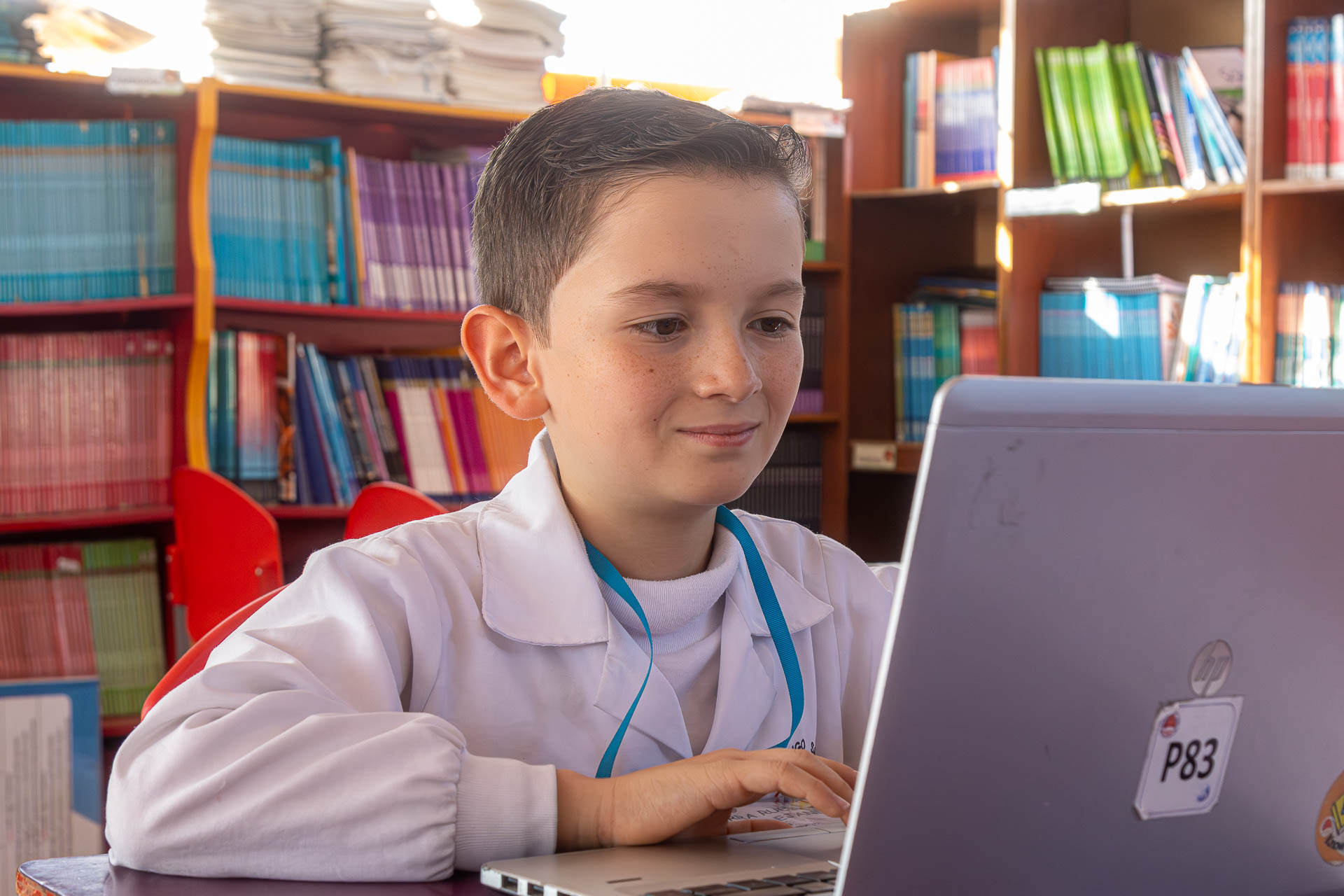 Estudiante del Colegio Domingo Savio realizando una actividad académica