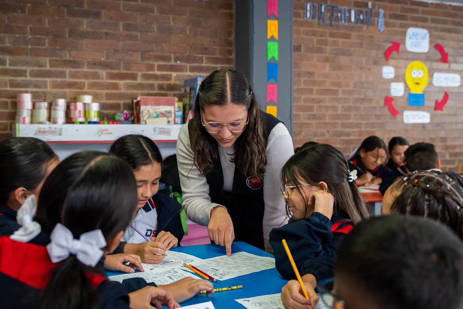 Docente acompañando estudiantes durante una actividad académica