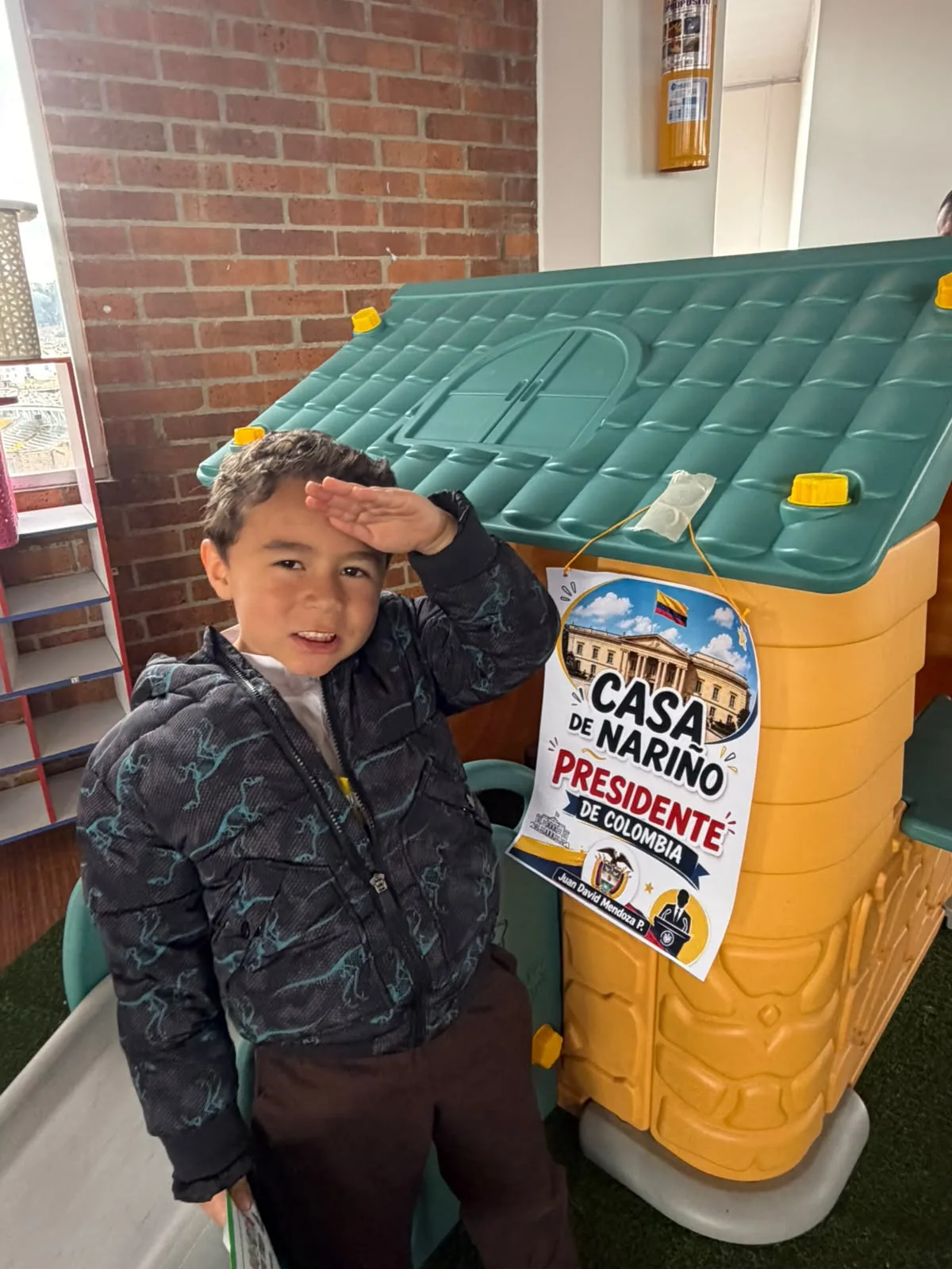 Niño de Preschool explora la estación Casa de Nariño durante SaviCity.