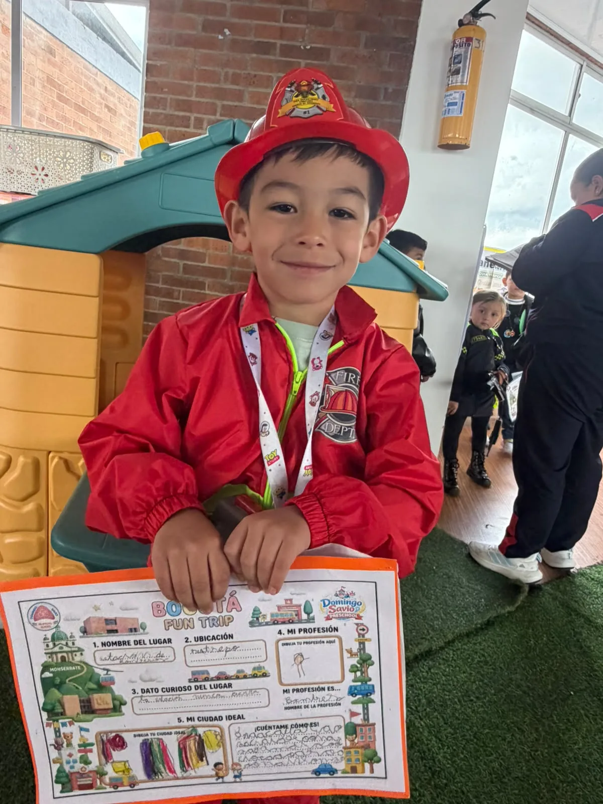 Niño de Preschool participa como bombero durante la experiencia SaviCity.