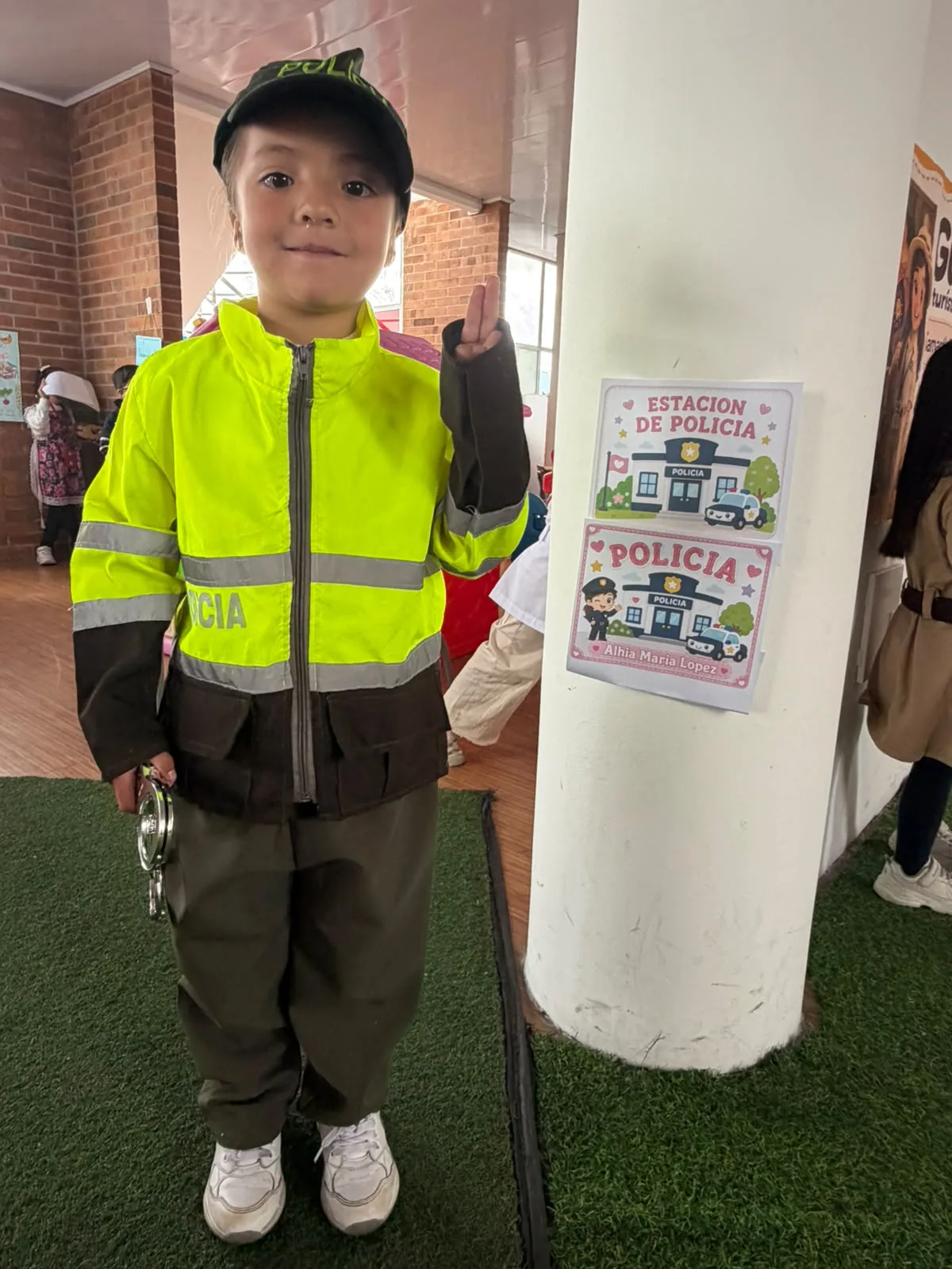 Niña de Preschool explora la estación de policía durante SaviCity.