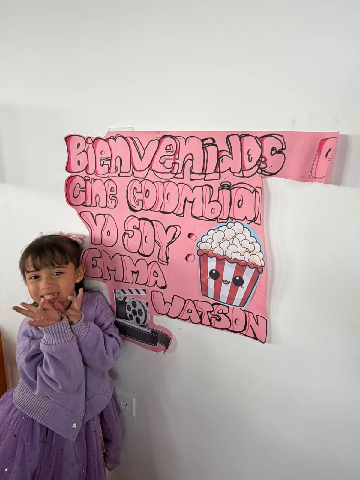 Niña de Preschool visita la estación de cine durante SaviCity.