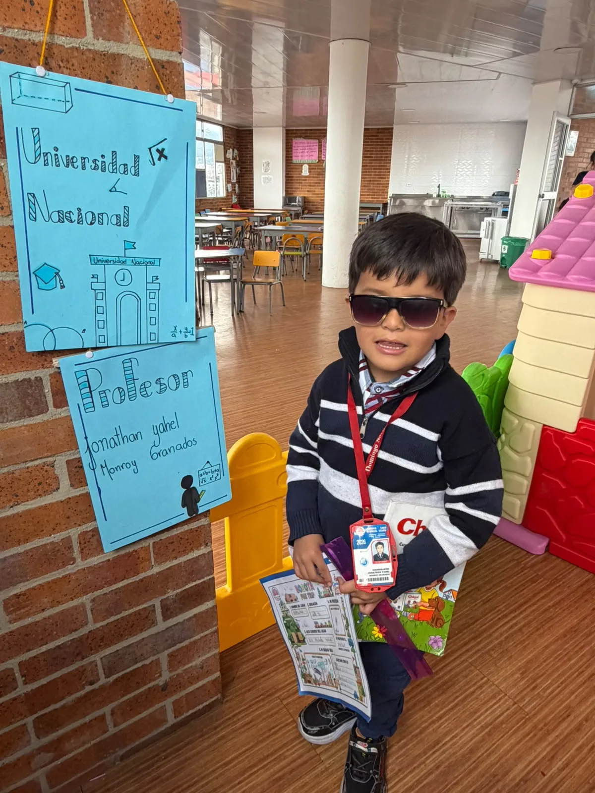 Niño de Preschool explora la Universidad Nacional durante SaviCity.
