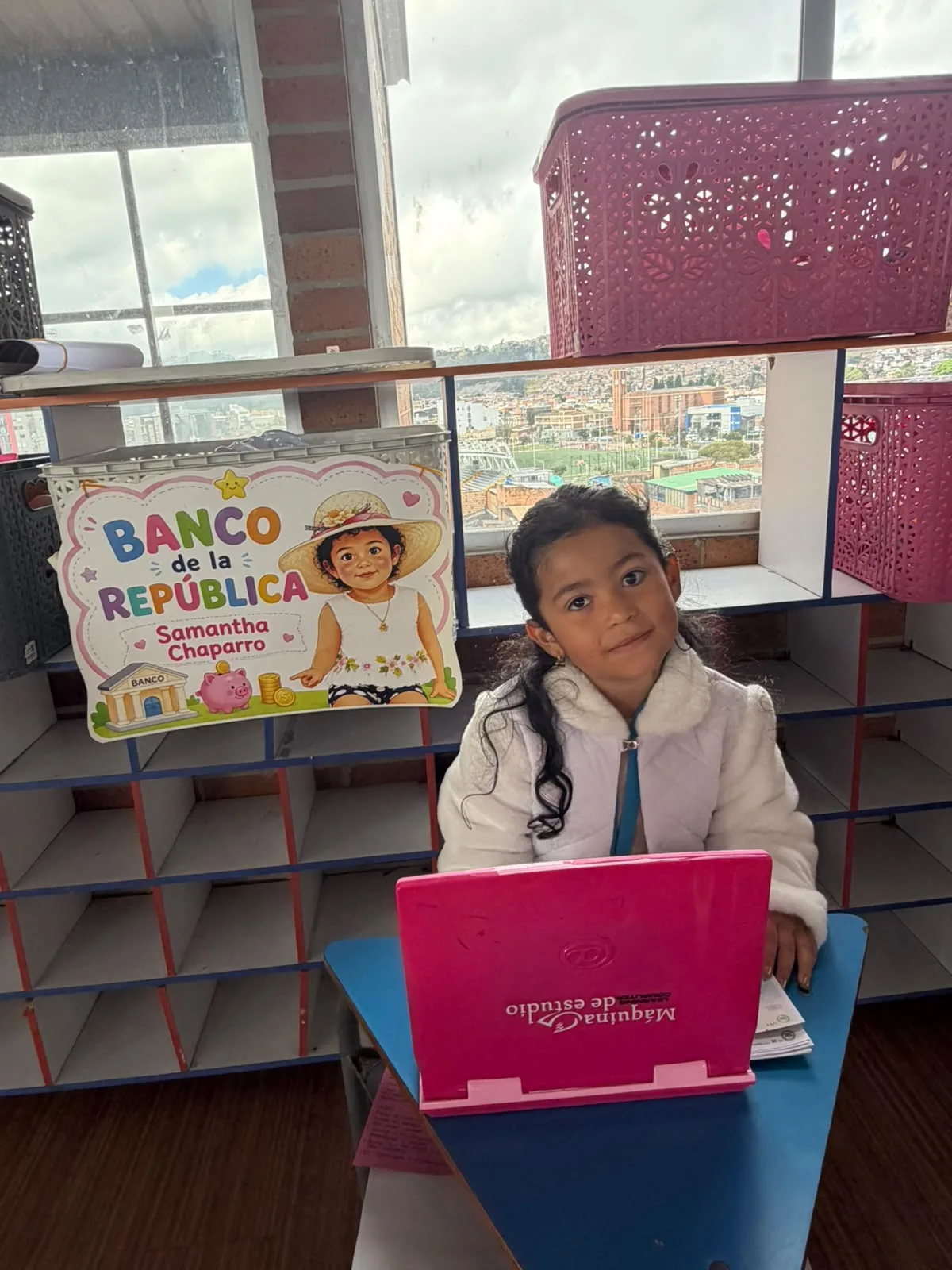 Niña de Preschool representa una profesión en la estación Banco de la República de SaviCity.