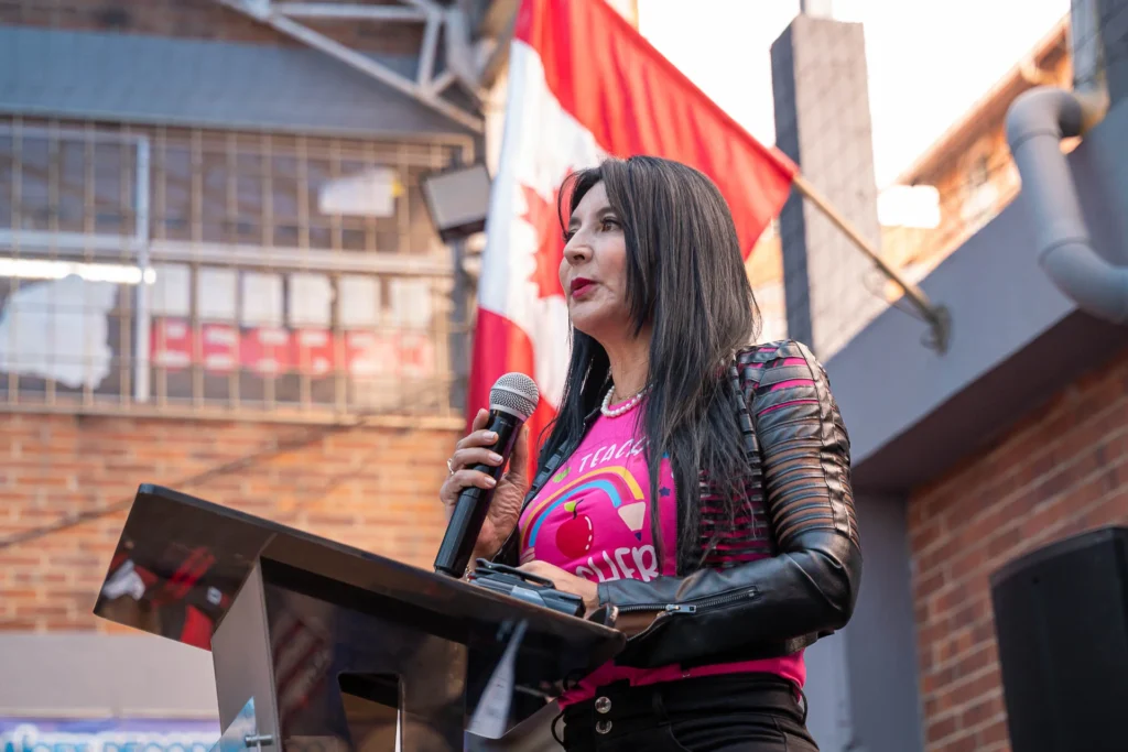 Integrante de la Comunidad Savista participa en el acto conmemorativo.