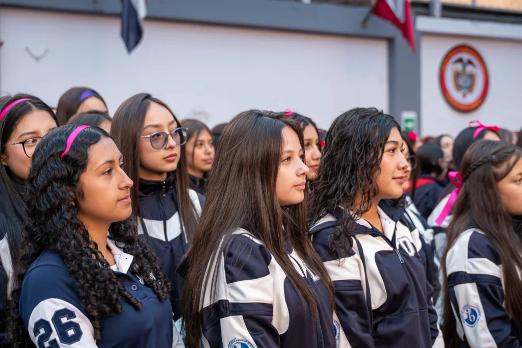 Estudiantes participan durante la jornada cultural del Día de la Mujer.