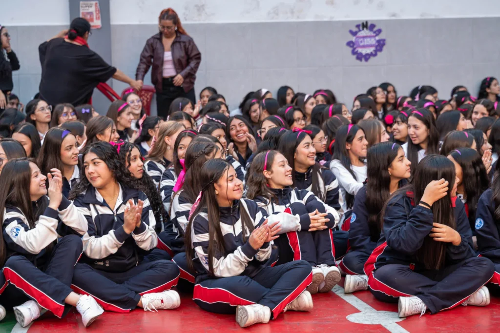 Comunidad estudiantil reunida durante la conmemoración.