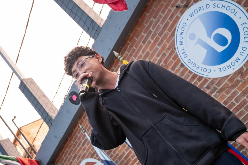 Estudiante participa en una presentación artística durante la jornada.