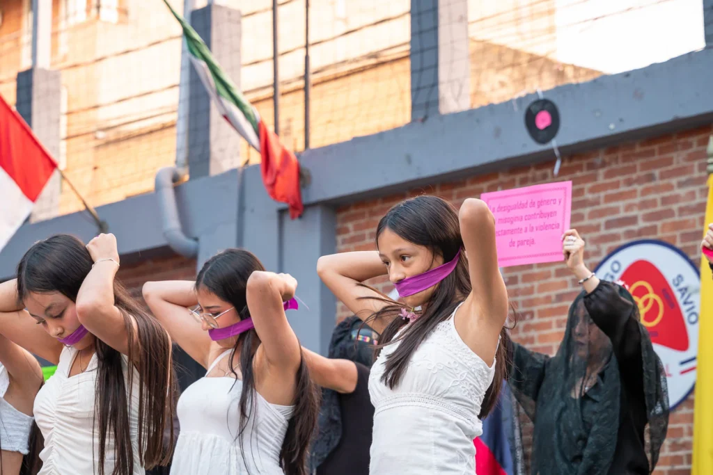 Estudiantes protagonizan una expresión artística en la conmemoración.