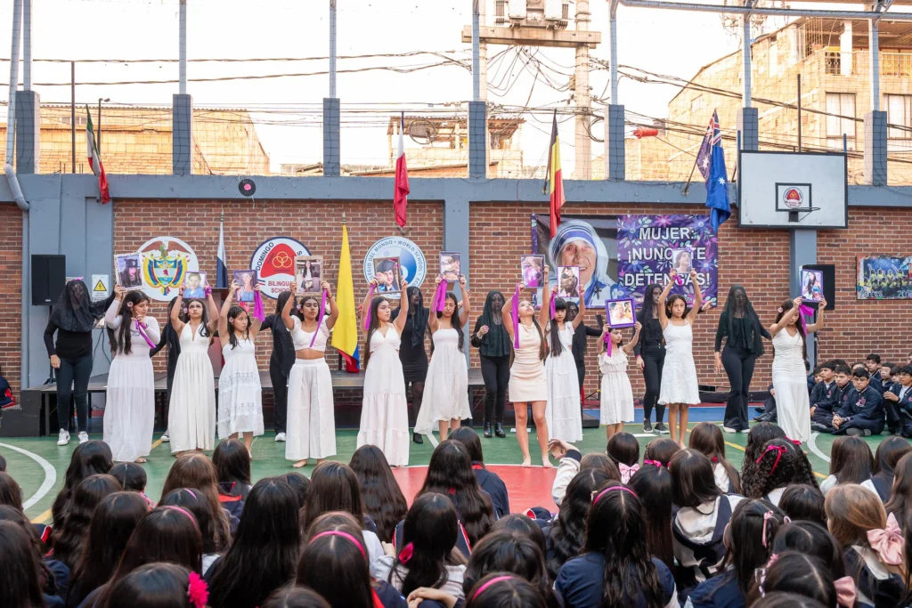 Participación de los estudiantes durante el evento institucional.