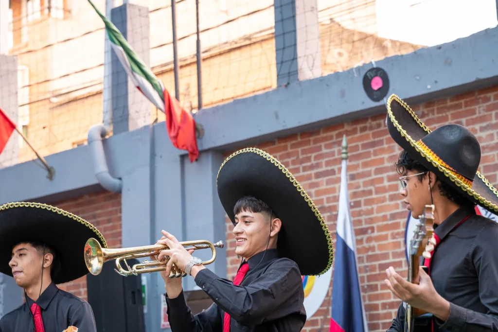 Música en vivo durante el acto cultural de la Comunidad Savista.