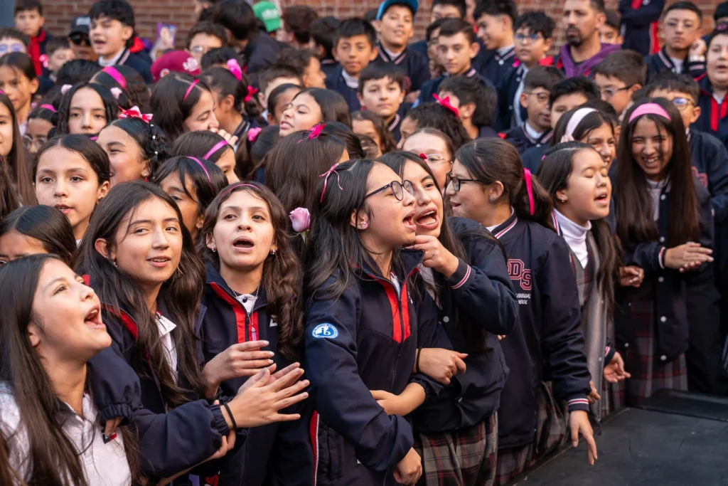 Estudiantes acompañan las actividades del Día de la Mujer.