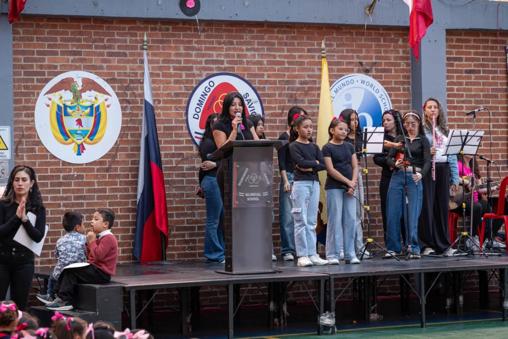 Expresión artística de los estudiantes durante el homenaje.