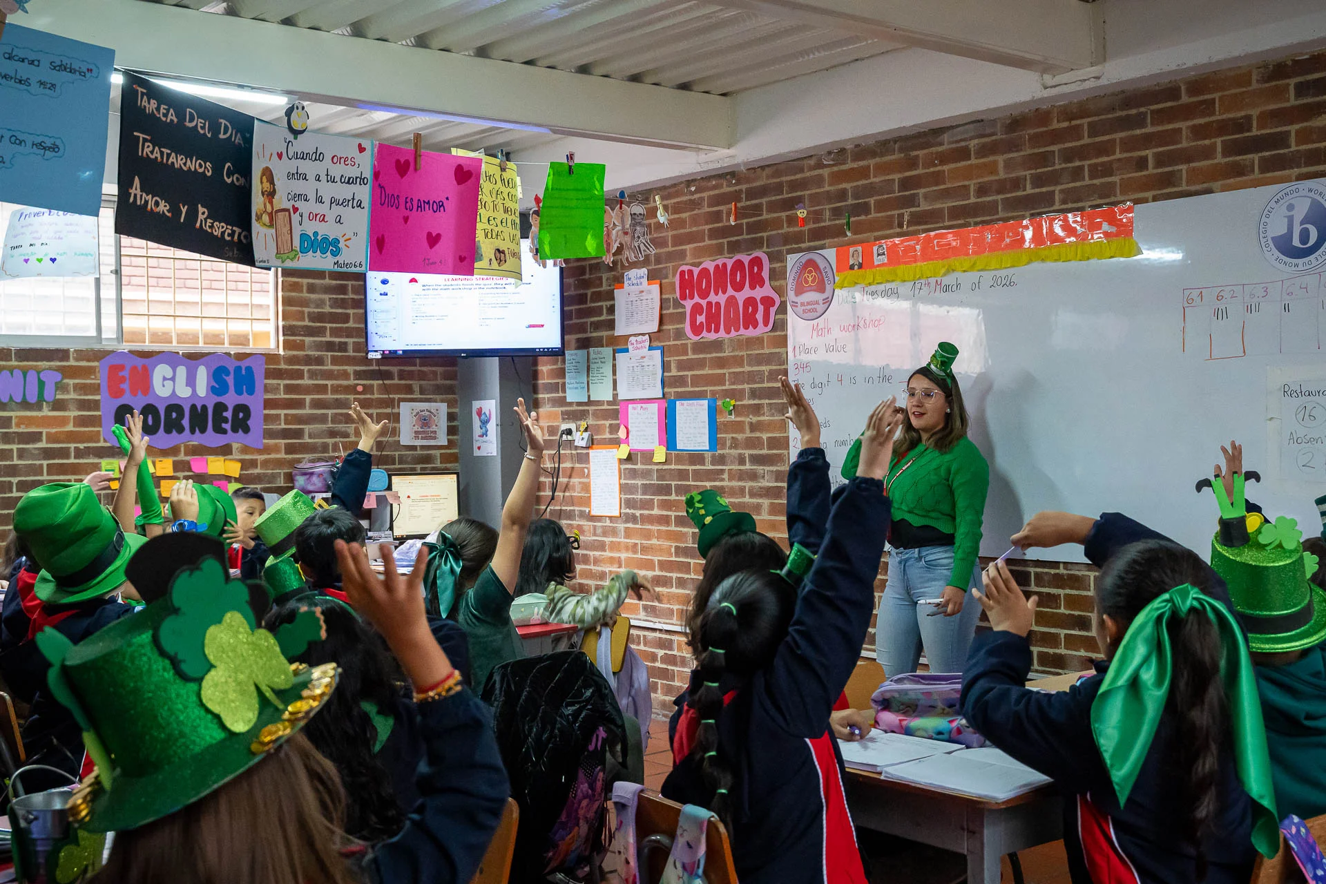 Celebración de St. Patrick’s Day en DSBS: actividades, disfraces y decoración verde.