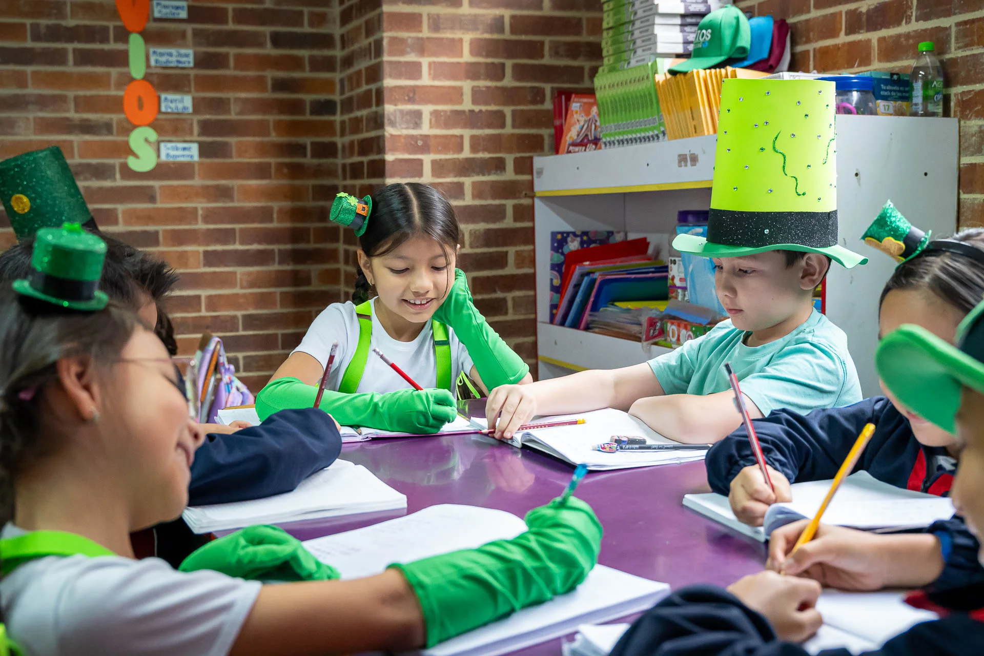 Celebración de St. Patrick’s Day en DSBS: actividades, disfraces y decoración verde.