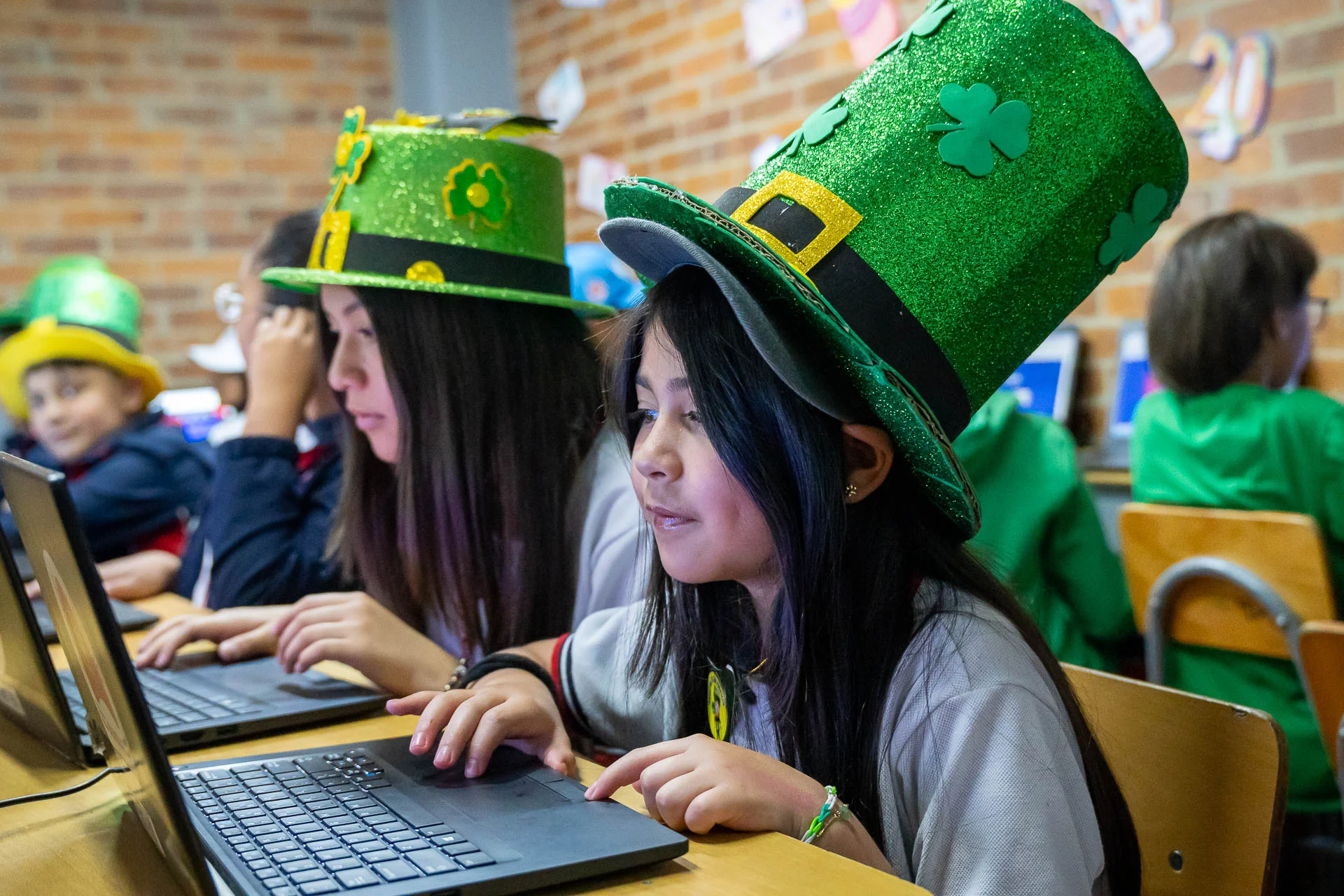 Celebración de St. Patrick’s Day en DSBS: actividades, disfraces y decoración verde.