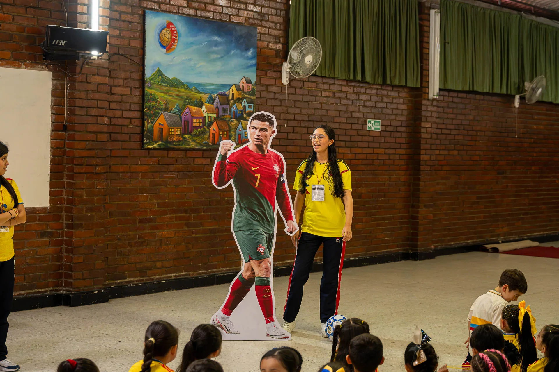 Estudiantes del Domingo Savio Bilingual School durante las actividades de Summer Day.