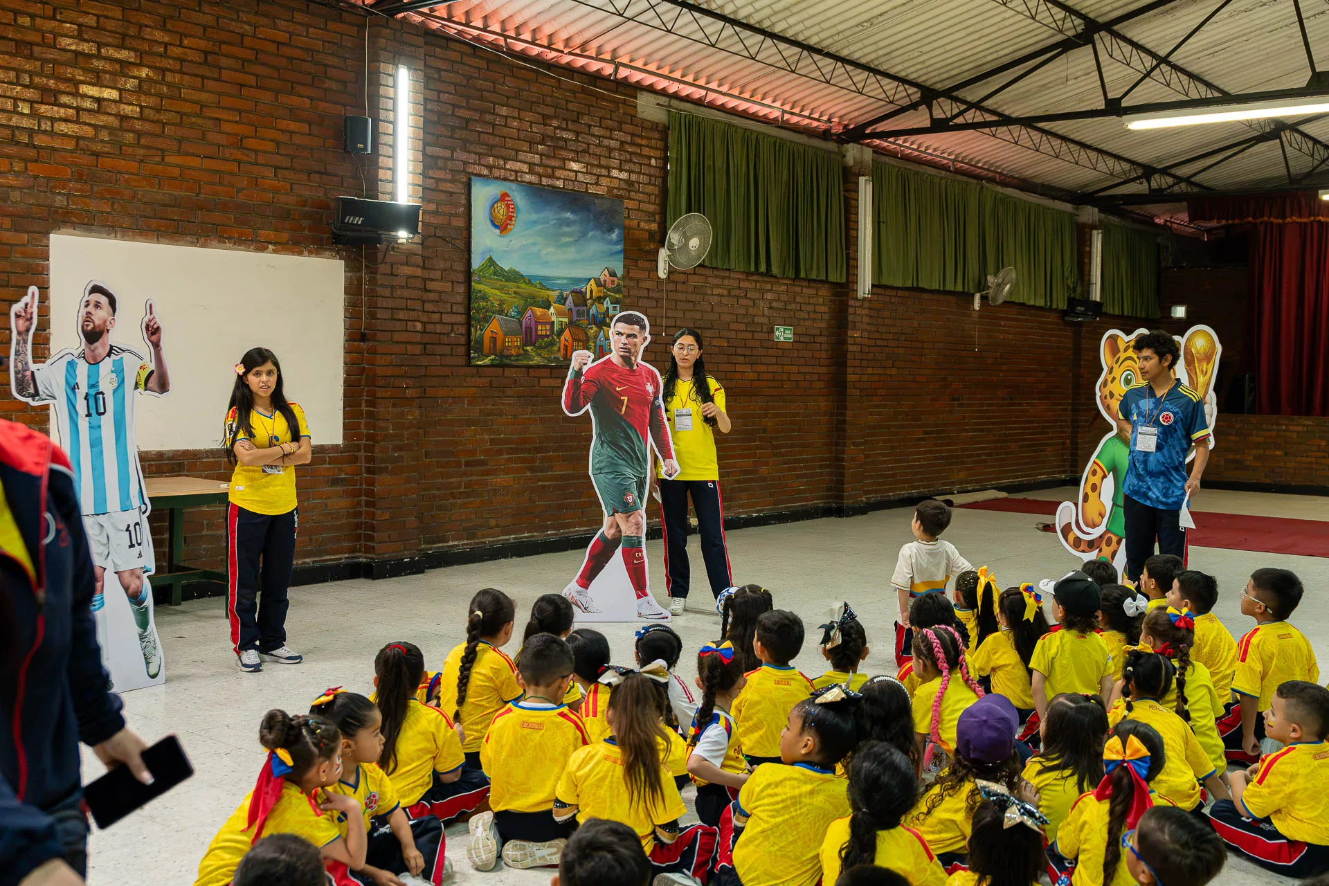 Estudiantes del Domingo Savio Bilingual School durante las actividades de Summer Day.