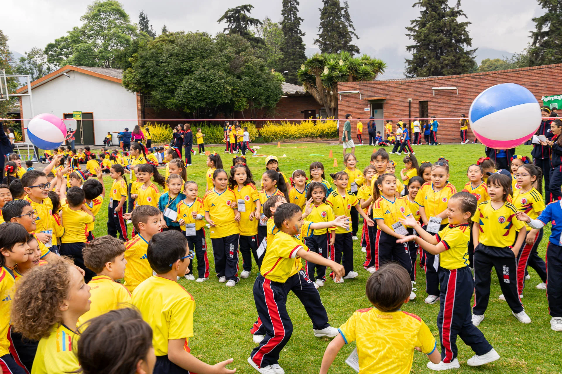 Estudiantes del Domingo Savio Bilingual School durante las actividades de Summer Day.