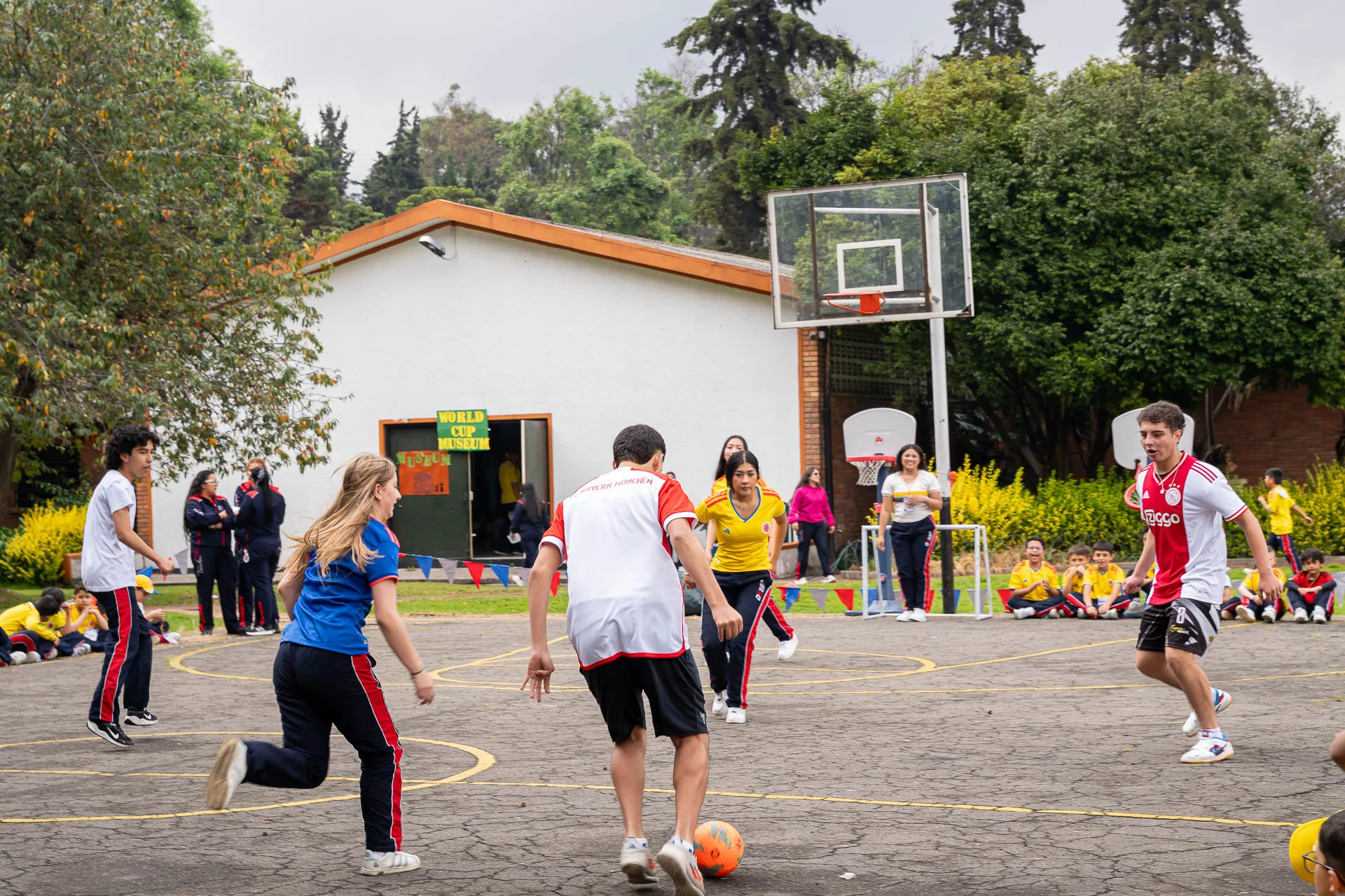 Estudiantes del Domingo Savio Bilingual School durante las actividades de Summer Day.