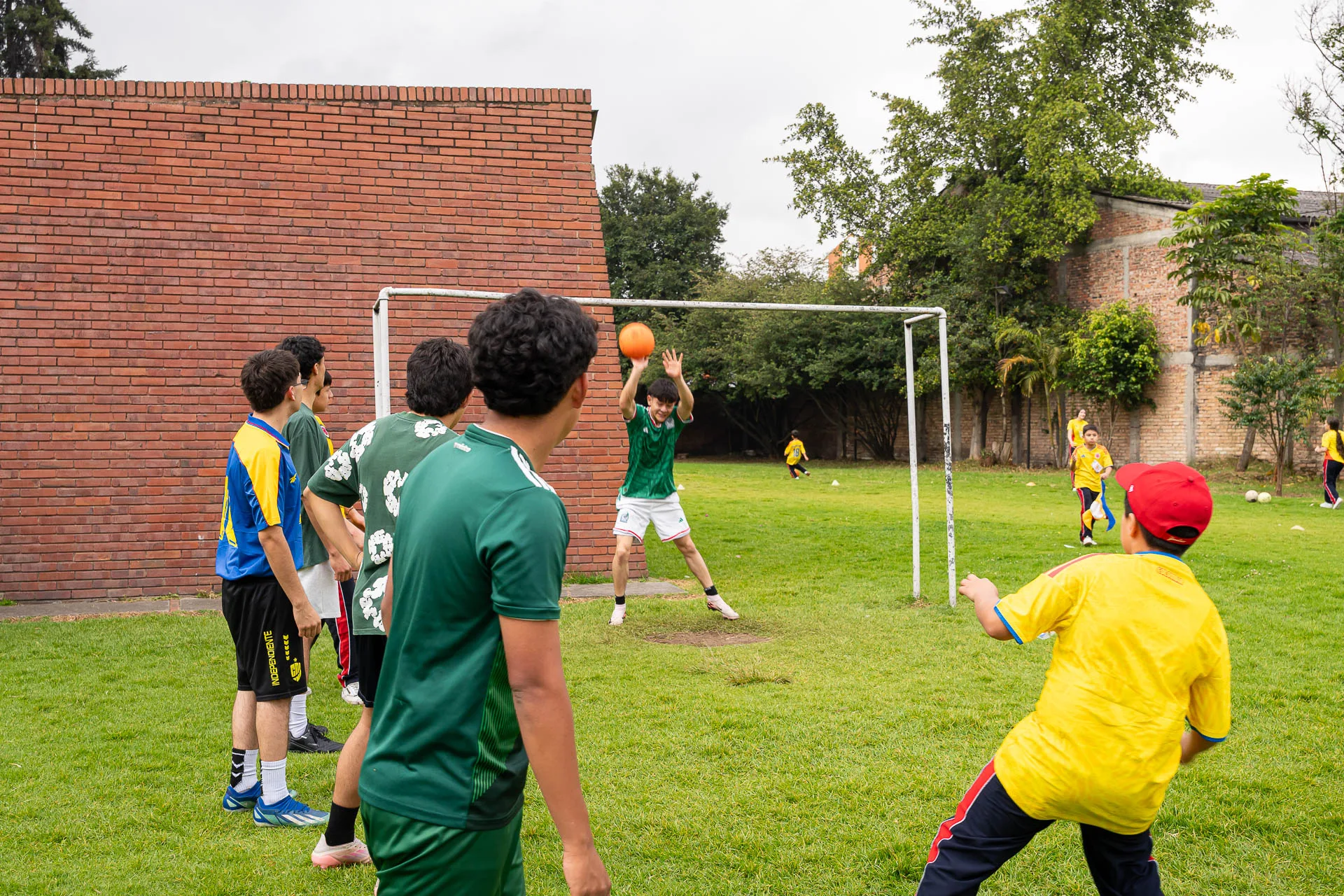 Estudiantes del Domingo Savio Bilingual School durante las actividades de Summer Day.