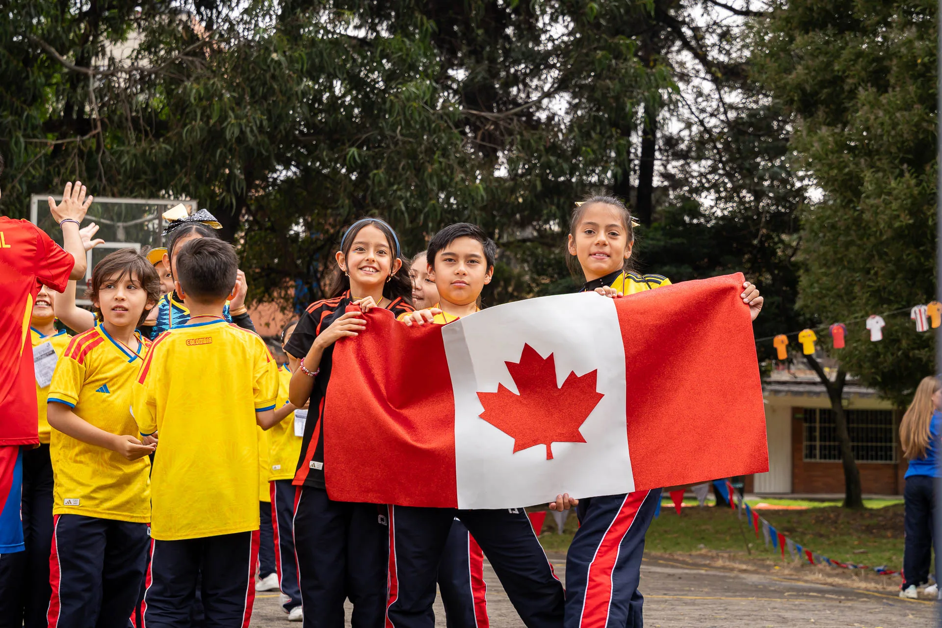 Estudiantes del Domingo Savio Bilingual School durante las actividades de Summer Day.