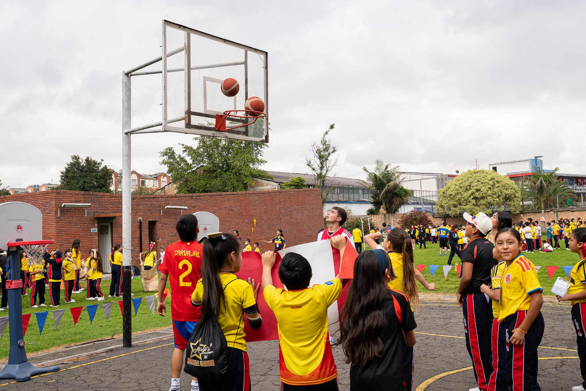Estudiantes del Domingo Savio Bilingual School durante las actividades de Summer Day.