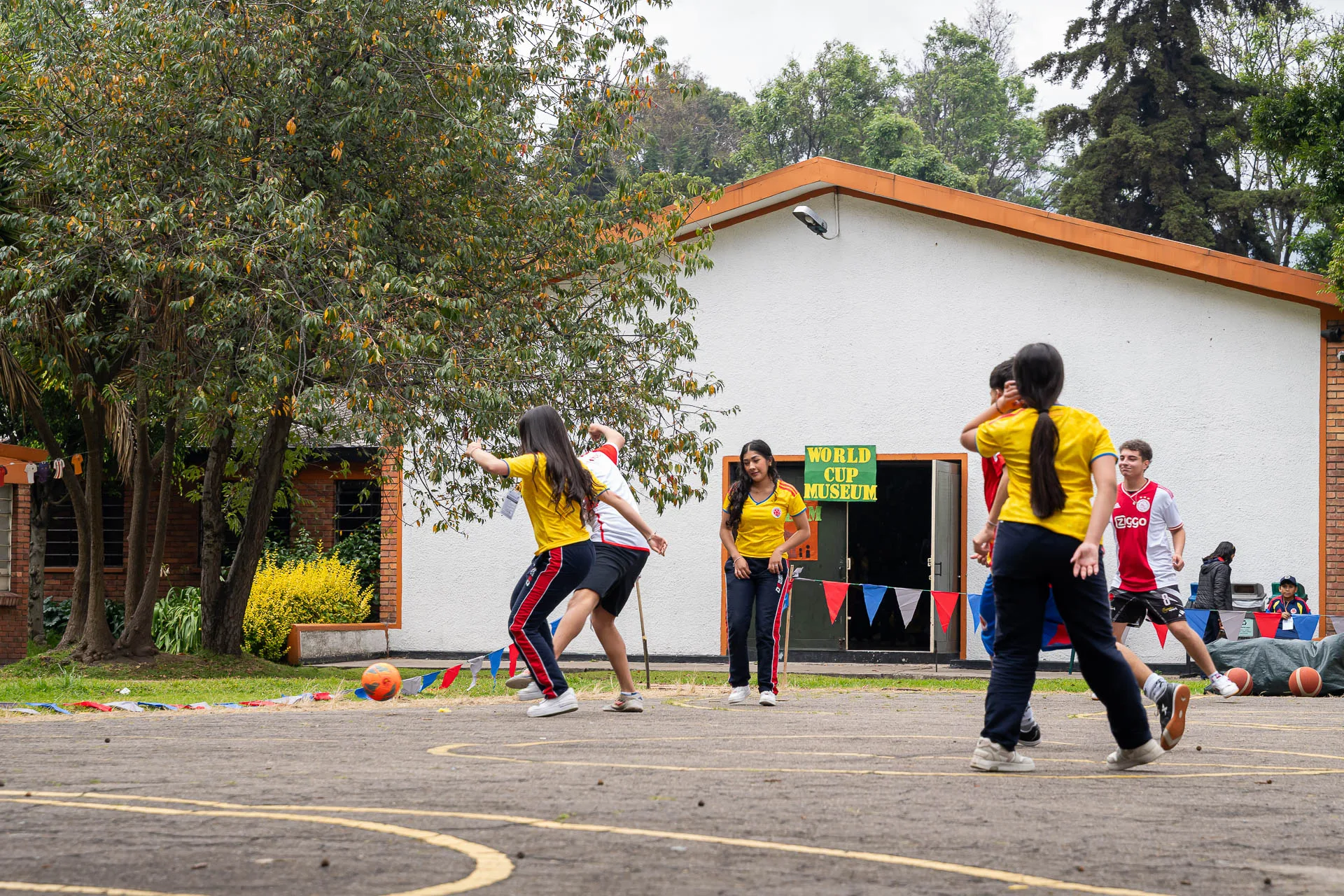 Estudiantes del Domingo Savio Bilingual School durante las actividades de Summer Day.