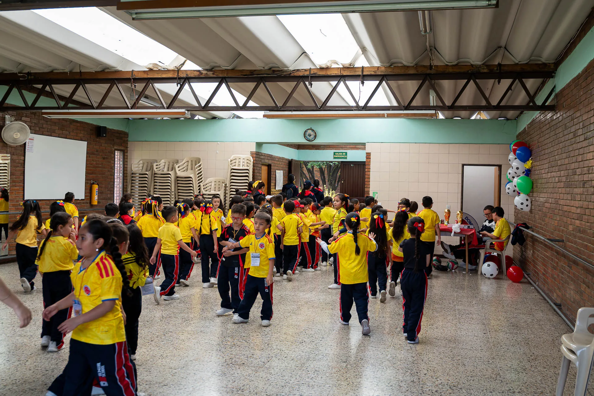 Estudiantes del Domingo Savio Bilingual School durante las actividades de Summer Day.