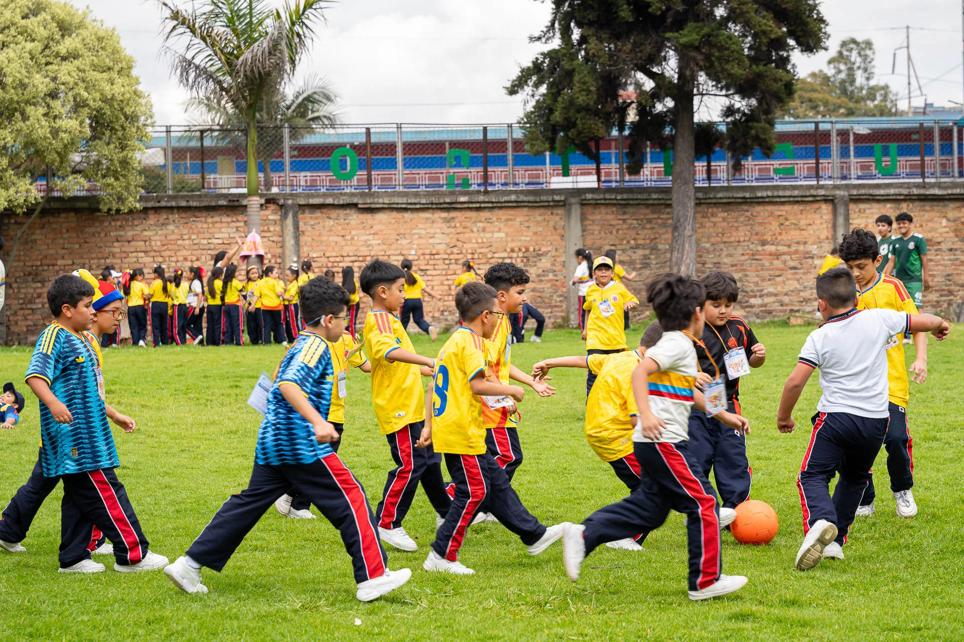 Estudiantes del Domingo Savio Bilingual School durante las actividades de Summer Day.