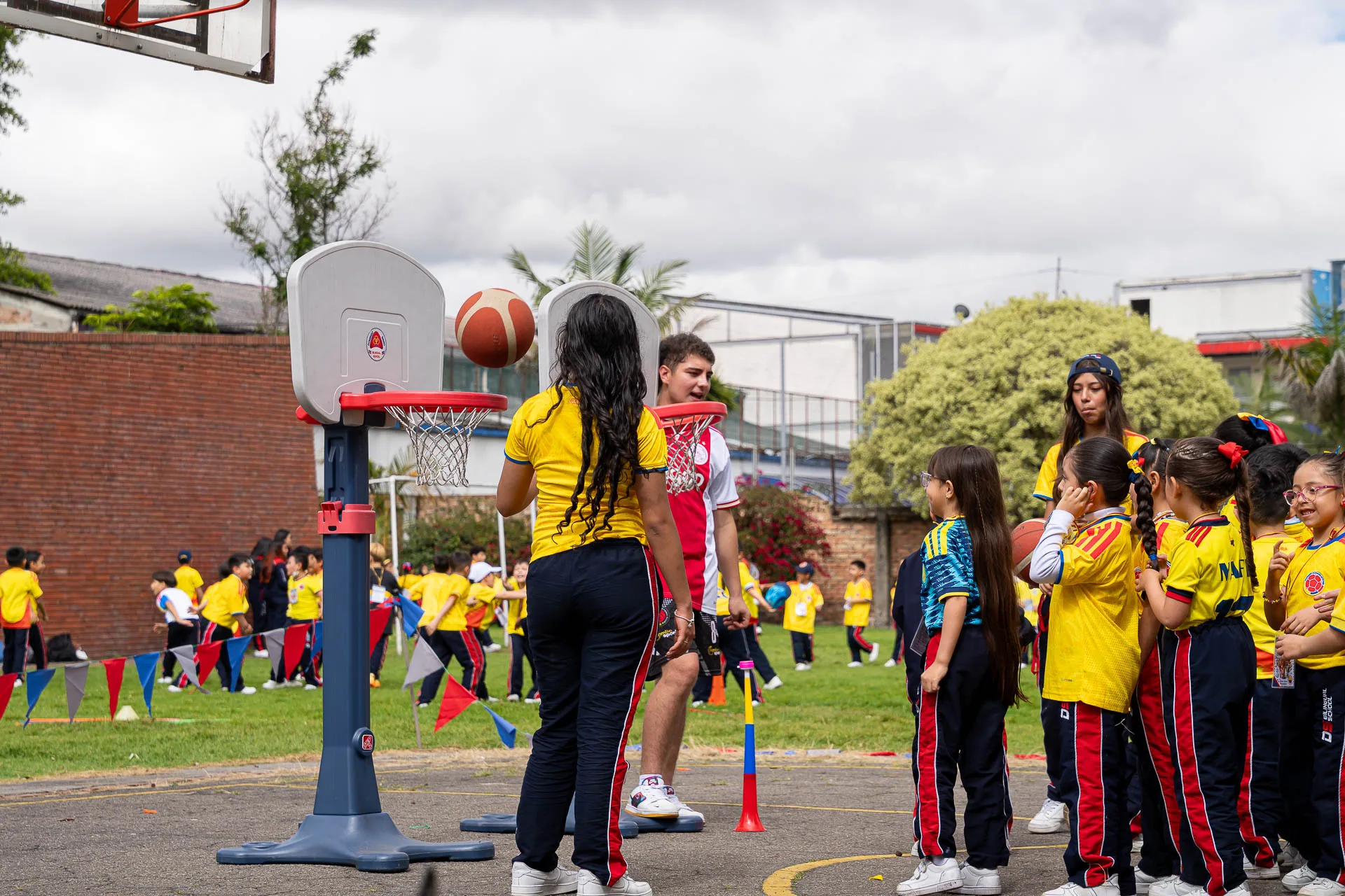 Estudiantes del Domingo Savio Bilingual School durante las actividades de Summer Day.