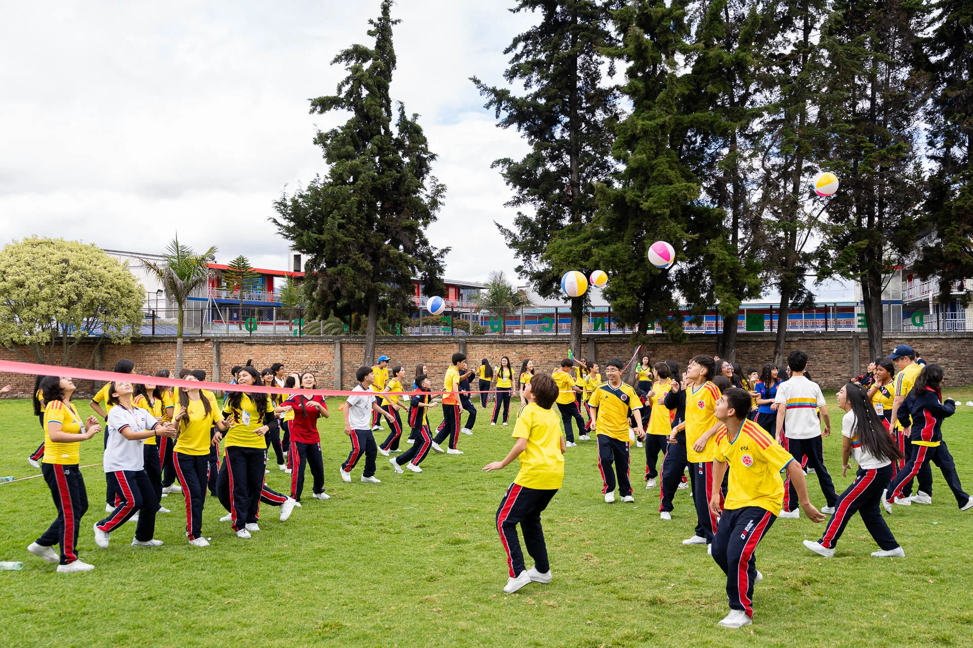 Estudiantes del Domingo Savio Bilingual School durante las actividades de Summer Day.