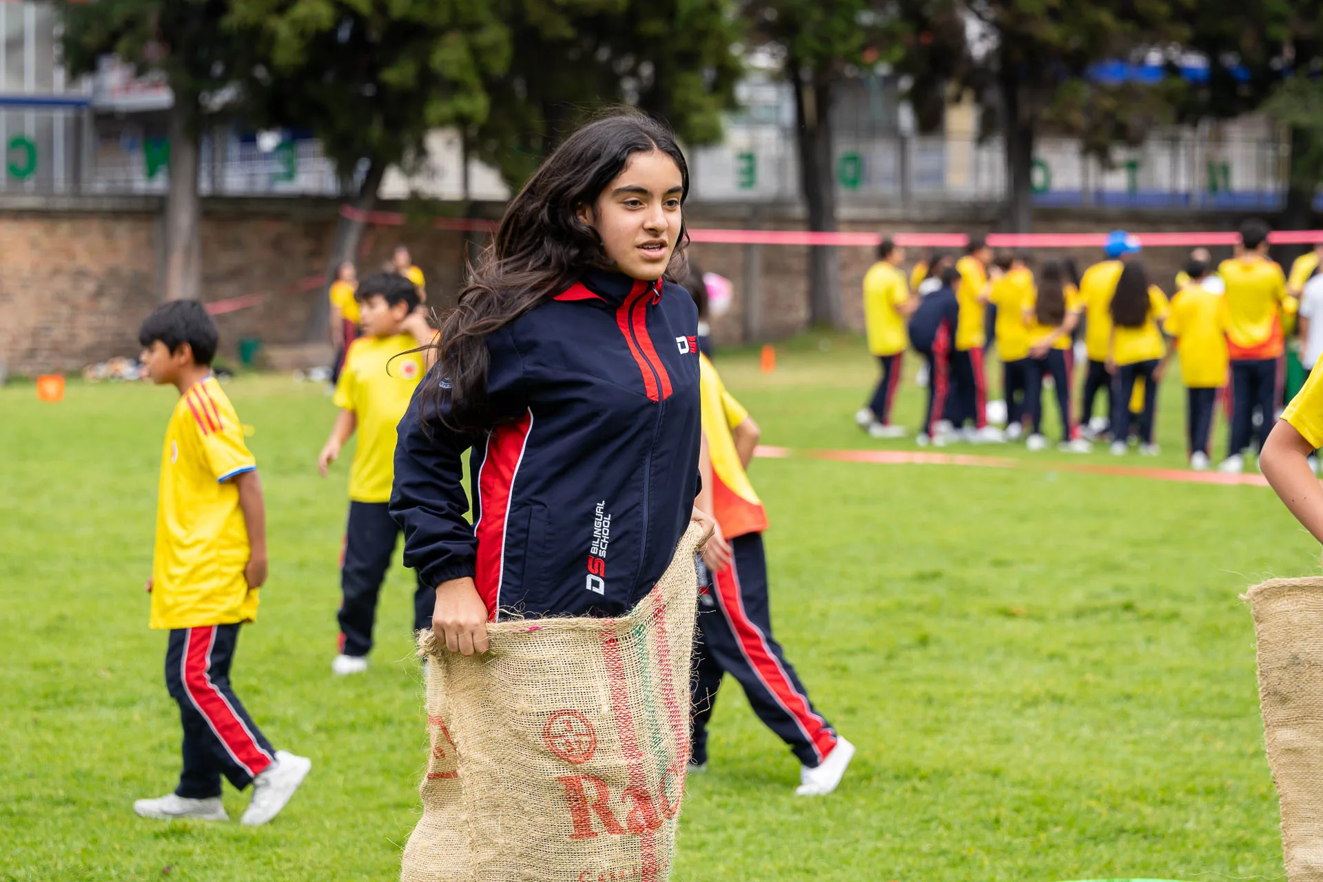 Estudiantes del Domingo Savio Bilingual School durante las actividades de Summer Day.