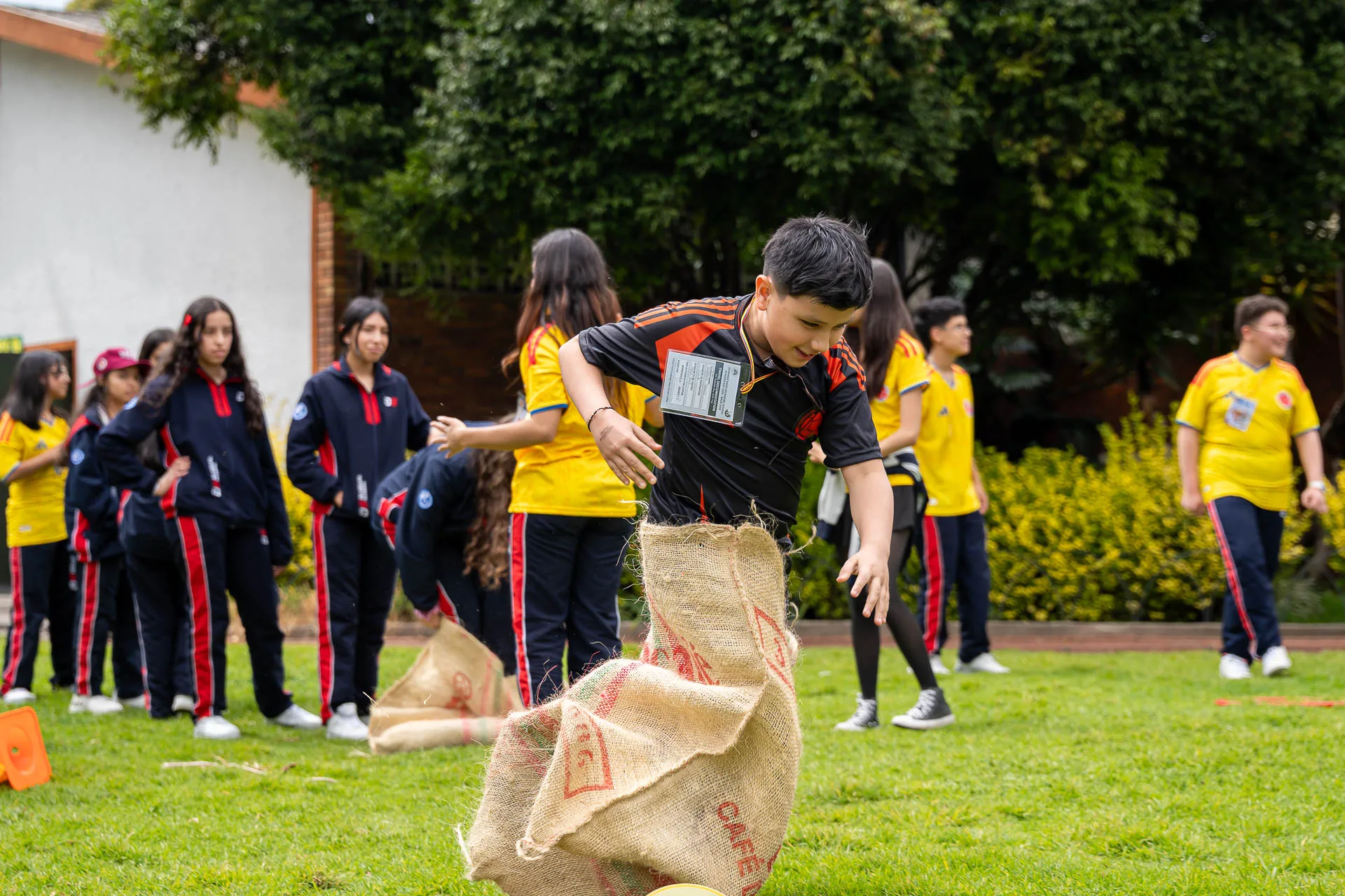 Estudiantes del Domingo Savio Bilingual School durante las actividades de Summer Day.