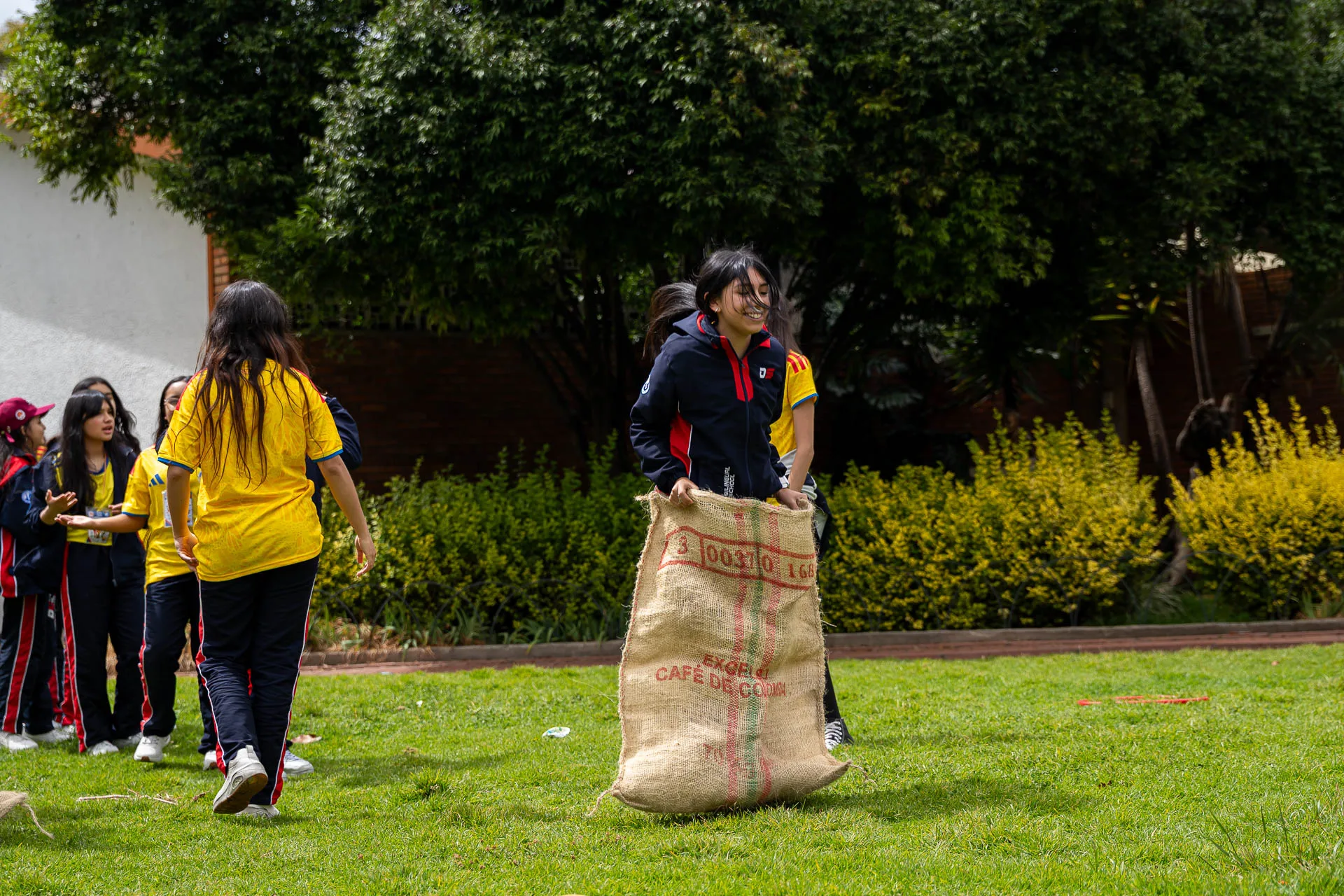 Estudiantes del Domingo Savio Bilingual School durante las actividades de Summer Day.